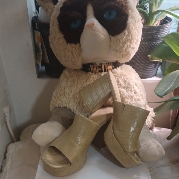 Urban Outfitters Tan Crocodile Embossed Platform Mules sz.41/20 - Picture 1 of 7